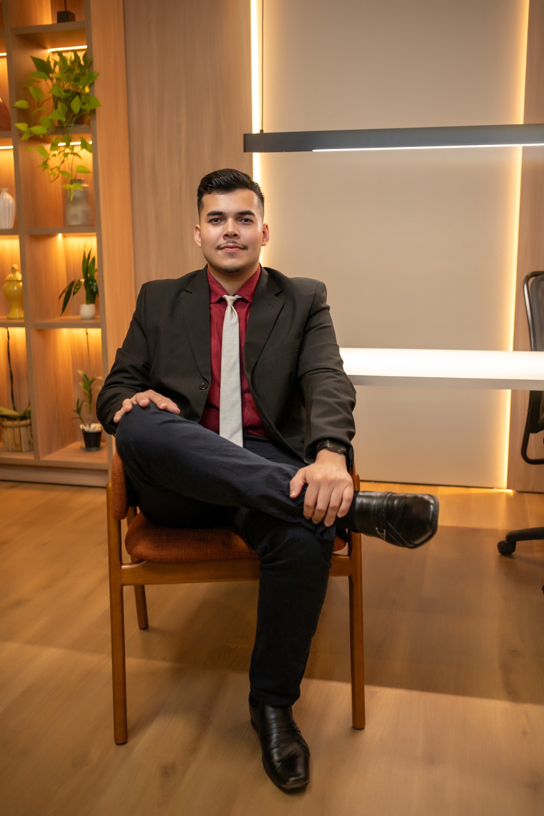 Alexsandro Lopes sentado no escritório